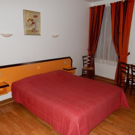 Logis Hotel Saint-Hubert กูร์-เชอแวร์นี ห้อง รูปภาพ